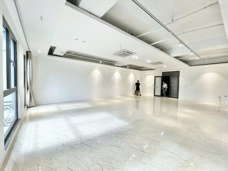 Chính chủ cần cho thuê văn phòng tại Nguyễn Chí Thanh Cầu Giấy 120m2 20tr, lô góc full kính