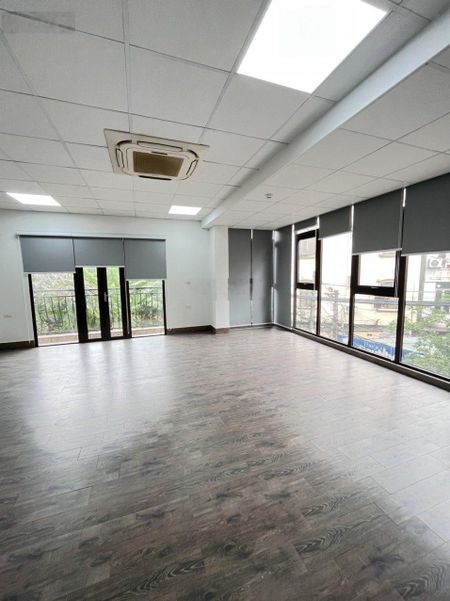 Cho thuê văn phòng 120m2, giá 20 triệu tại phố VŨ TRỌNG PHỤNG, chia sẵn 02 phòng, miễn phí xe máy