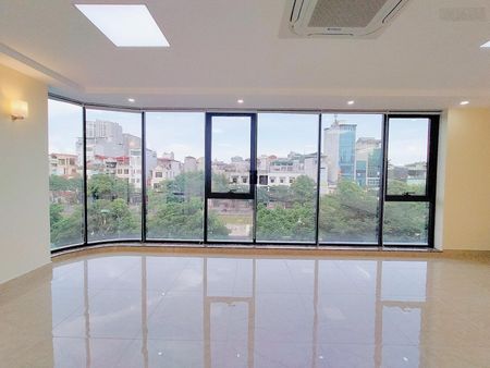 Cho thuê văn phòng tại Trung Kính, mặt tiền 10m, lô góc, hot