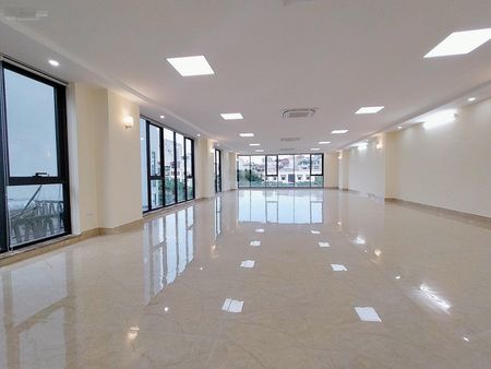 Cho thuê văn phòng mặt phố Trần Thái Tông, Cầu Giấy, full kính, mặt tiền rộng