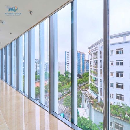 Cho thuê tòa nhà 82 Trần Thái Tông, 310m2 lô góc, mặt tiền thoáng, view kính tràn full mặt