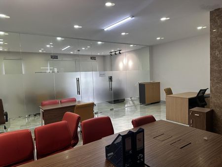 Cho thuê văn phòng 100m2, tại Vạn Phúc, full nội thất, có hầm riêng. 13 triệu/tháng. Lh: 0899904998