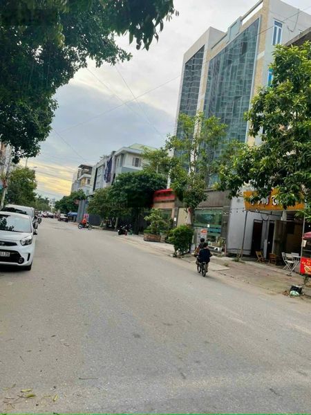 Chính chủ cho thuê tòa nhà văn phòng 6 tầng gần KĐT Văn Khê, thang máy, full điều hòa