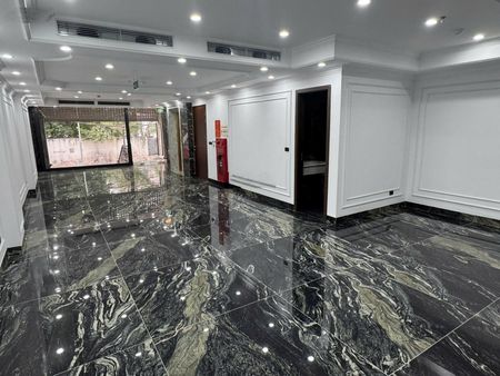 Cho thuê 4 sàn văn phòng x 140m2 tại Phố Nguyễn Hoàng