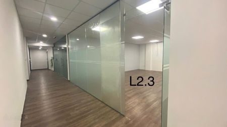 Văn phòng mới mặt tiền lê văn sỹ , dt 250m2 , đã chia sẵn 3 phòng !