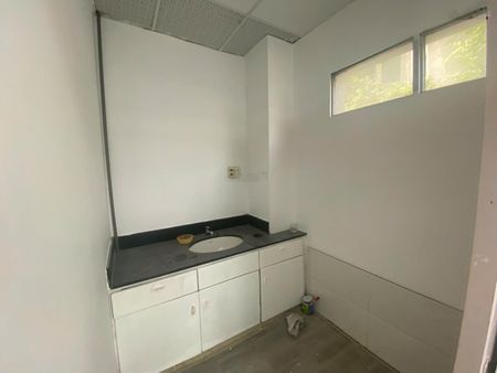 Cho thuê sàn 105m2 có ngăn 02 phòng kính, có pantry ngay Võ Văn Tần, Quận 3