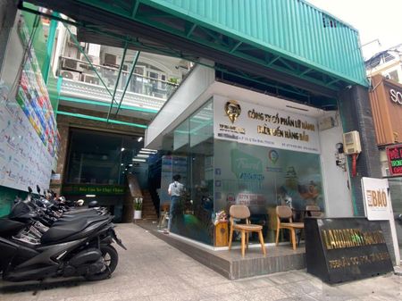 Văn phòng 4 người vào làm ngay, không cần đặt cọc, đã có sẵn bàn ghế