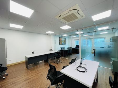 Cho thuê văn phòng 80m2 tại 108 NGUYỄN TRÃI - Gần ROYAL CITY, view ban công thoáng, full nội thất
