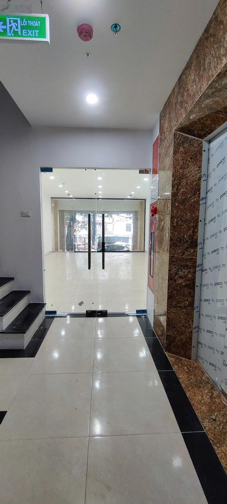 Cho thuê mặt bằng văn phòng khu Hoàng Cầu - Yên Lãng đường tô tô chánh có vỉa hè