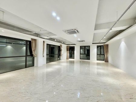 Cho thuê văn phòng Chùa Láng 120m2 chỉ 18tr lô góc bãi ô tô cách 3 bước chân