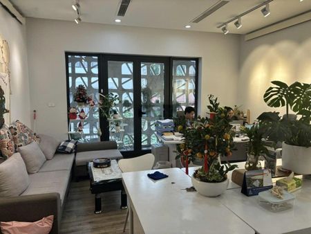 Hiếm! Cho thuê gấp sàn VP tầng 4 phố Đội Cấn, Vạn Bảo. 60m2, thông sàn. Thang máy. Đường hè 8m
