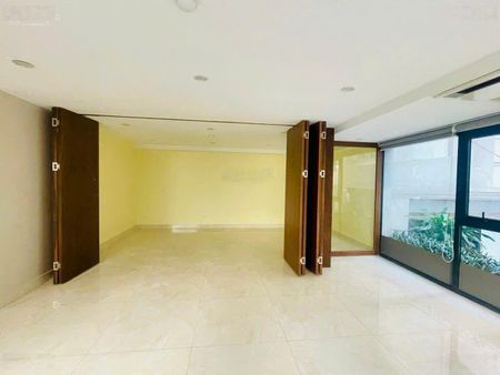 Cho thuê văn phòng chính chủ tầng 1, view hồ ba mẫu, quận đống đa
