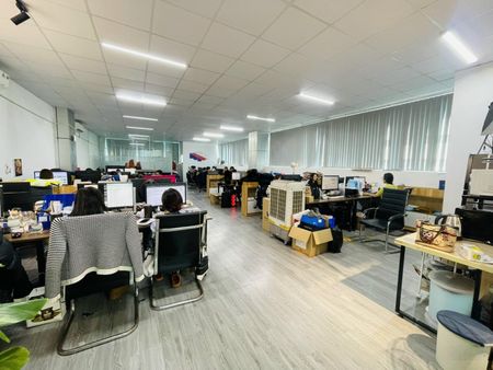 Cho thuê văn phòng 130m2 ngay Việt Á - Duy Tân, Full nội thất, bàn ghế - liên hệ: 0965825962