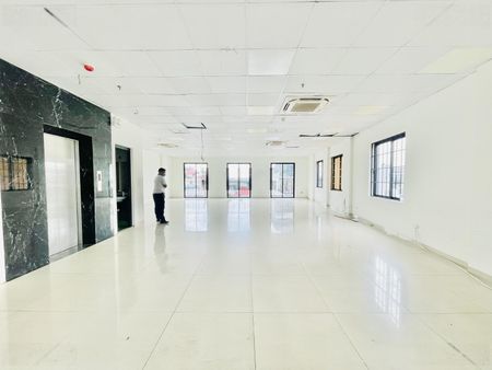 Chính chủ cho thuê văn phòng tại Văn Cao - Ba Đình sàn 150m2 giá chỉ có 27 triệu view full kính