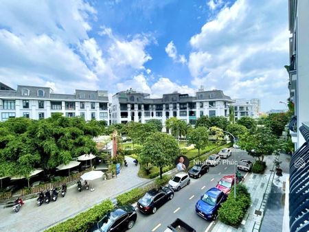 Văn phòng 35m2 có ban công lớn, view công viên, thang máy, máy lạnh, hầm để xe - Giá thuê 7tr