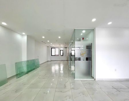 Văn phòng 7x15m sàn, có ban công lớn chỉ 12 triệu/th, thang máy, máy lạnh, hầm để xe, PCCC