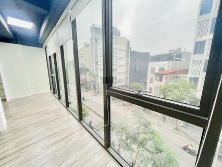 BQL cho thuê sàn văn phòng tại Lạc Long Quân 150m2 giá chỉ có 27triệu sàn gỗ trần cao view ful kinh