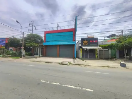 Showroom mặt tiền quốc lộ 1A, thị trấn Bến Lức, Long An tổng dt 891m2 giá 17,8 tỷ
