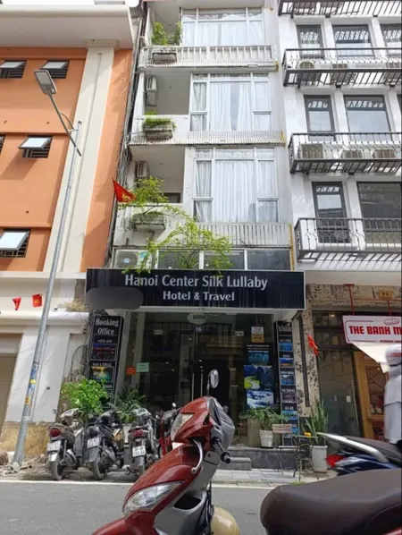 MẶT PHỐ TRUNG TÂM PHỐ CỔ CHỢ HÀNG DA KHÁCH SẠN VỚI TÒA NHÀ 8 TẦNG CON PHỐ CỦA TÂY DU LỊCH PHỐ CỔ