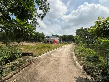Cần bán lô đất diện tích 346,8m, mặt tiền 9m, hậu 10,5m, trước mặt là ao thoáng mát.