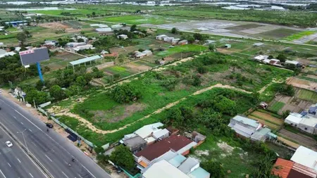 Chủ Cần Bán Mặt tiền QL51 Kim Dinh, Thành phố Bà Rịa
Tổng diện tích: 16.561m2 gồm 5 sổ, mặt tiền 63m, có 10.000m2 thổ cư, quy hoạch Đất ở đô thị
Vị trí ngay cổng trung tâm Thành phố Bà Rịa, phù hợp rất nhiều công năng sử dụng như kho bãi, kho hàng kết h