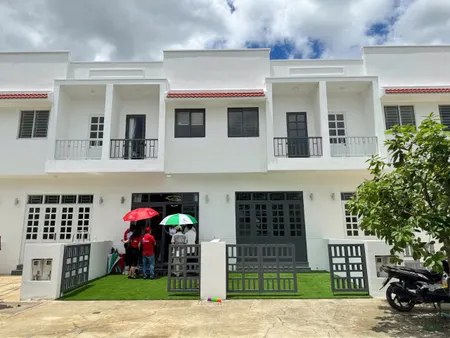 BÁN NHÀ PHỐ LIỀN KỀ PHƯỚC ĐÔNG NEW CITY - GIÁ BÁN 2TỶ2 - DT 100m² - FULL SỔ & NỘI THẤT - CAM KẾT CHO THUÊ DÒNG TIỀN 8TR/THÁNG