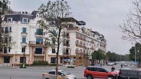 Bán đất mặt phố hồng tiến long biên hà nội dt 310m2, vị trí rất đẹp, vỉa hè rộng, gần nguyễn văn cừ