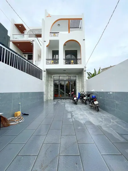 CHỈ 2TỶ3.100M2.NHÀ 2 TẦNG MỚI XÂY XONG,ĐÃ HOÀN CÔNG. TẶNG NỘI THẤT.GẦN BÌNH CHÁNH