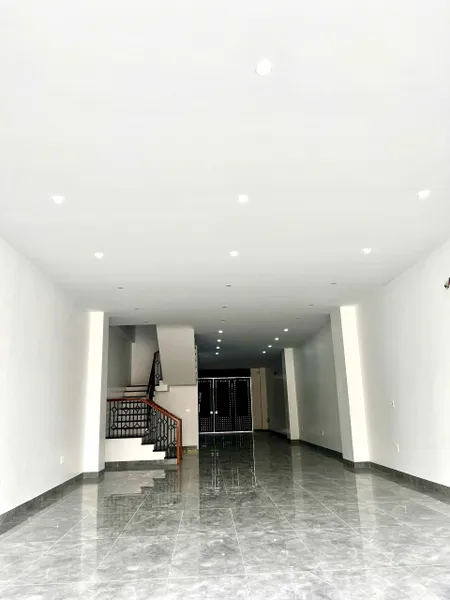 Chính chủ gửi bán căn shophouse 4 tầng thuộc dự án Trường Thịnh Phát 3, mặt đường Lê Hồng Phong. Nhà đã hoàn thiện trong ngoài, thang máy hiện đại, sổ hồng cá nhân chuyển nhượng dễ dàng.