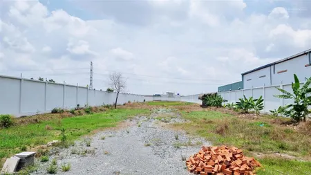 4260m2 đất ngay trục chính nguyễn hữu trí khu vực kho xưởng sầm uất chỉ 3,3km tới tphcm