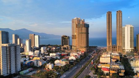 Bán lô góc 2 mặt tiền đường Phạm Văn Đồng giao Hoàng Bích Sơn xây cao tầng cách bãi tắm 200m