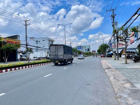 Bán nhà mặt tiền Đại Lộ Đồng Khởi, Phú Tân, Bến Tre - Vị trí đắc địa, kinh doanh sầm uất