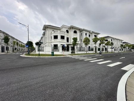 Siêu phẩm BT Đơn lập 240M2 - Lô Góc - Đường trước nhà 20M - Cách mặt hồ vài căn. Giá cả TL..