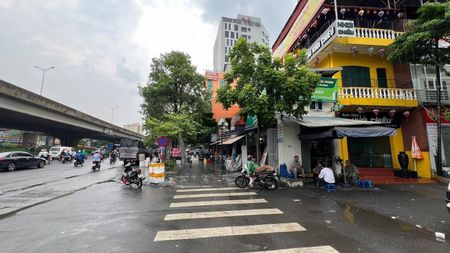 Bán nhà cách đường Khuất Duy Tiến 10m. Đối diện chung cư SS Boulevard - đường 3 ô tô tránh