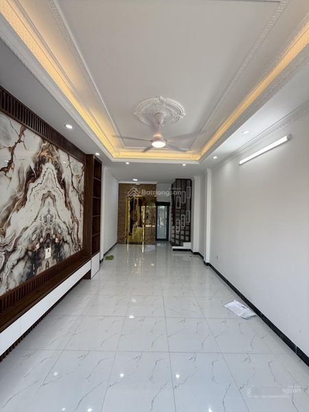 8 đồng đẹp - đường như sân bay -ô tô thông- thang máy mượt- dân trí cao