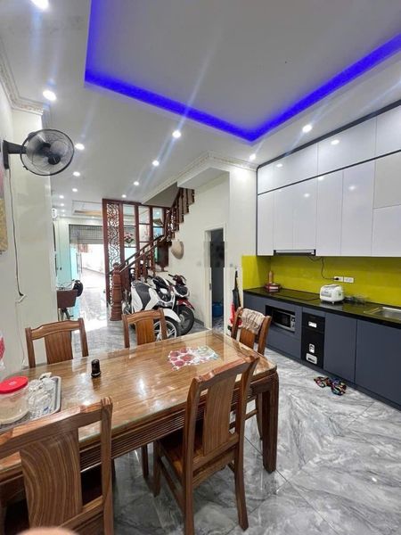 Bán nhà đức thượng _ hoài đức_ đường rộng ô tô tránh nhau_ 4 tầng , dt: 46m2_ 6 tỷ