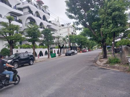 Bán đất tặng nhà nại hiên đông khu phố sát lý nhật quang bên cạnh tòa nhà khách sạn víp