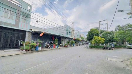 Sang tên căn nhà sau lưng big c đông hoà, cách bệnh viện hoàn mỹ thủ đức 3phút, sổ riêng sang tên