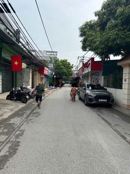 Bán gấp nhà 4 tầng ô tô tránh, DT 85m tại Hoa Lâm, Việt Hưng. Vị trí trung tâm gần nhiều tiện ích