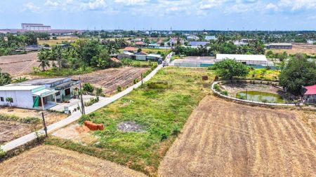 Cần ra nhanh lô đất 150m2 thị trấn Bến Lức Long An giá 2ty8. Shr