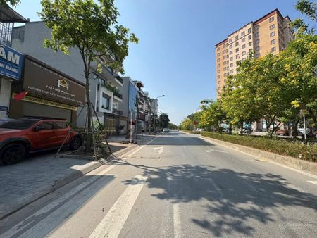 Chính chủ cần bán đất giang biên,DT 62.5m2,MT 4.15m. Lô góc 2 mặt thoáng,Đường ôtô tránh kinh doanh