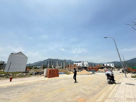 Trục chính 2 Tháng 9, KKT Vân Phong. Đường 16m , full thổ, 153.4m2. Cách KĐT 500m. Giá 18tr/m2