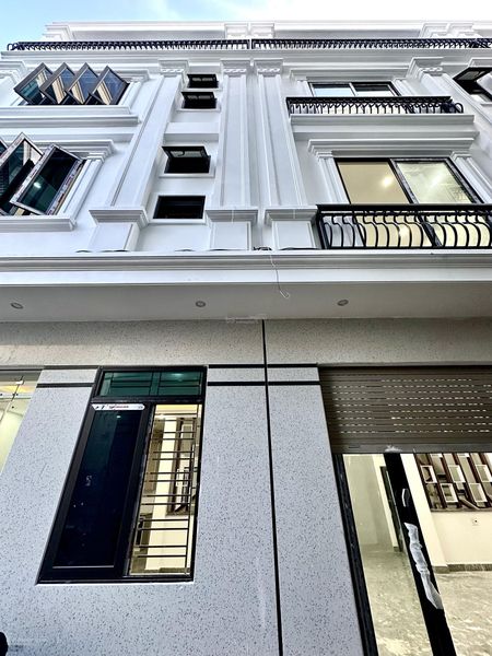 Dãy nhà xây mới phố Văn Cao - Oto đỗ cửa, cách mặt đường chỉ đúng 10m