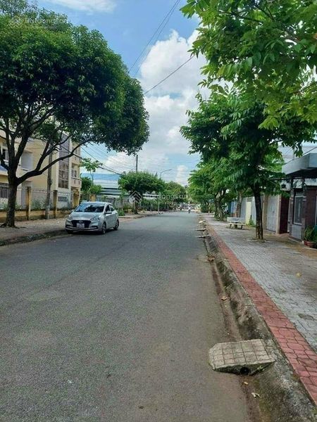 Nhà bán đất gấp 470tr sổ riêng. 149m full thổ, đường Trần Công Tường quẹo vô. LH 0843378688 Thanh
