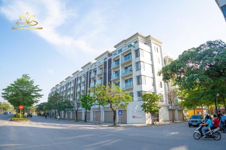 Chỉ mình em bán LO20 Vườn Sen đối diện công viên cạnh chợ, không lỗi lầm. Sổ đỏ, LH 0326569236