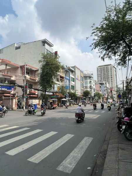 Siêu vị trí D2 - Đường Nguyễn Gia Trí Bình Thạnh - 8x20m Trệt 2 Lầu Giá: 78 Tỷ HĐT 120 Triệu