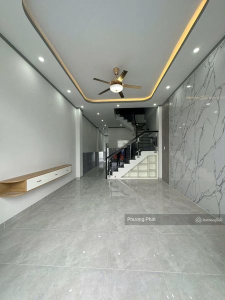 Cần tiền làm ăn bán gấp nhà lầu mới xây kiên cố sổ riêng thổ cư 100%, cách Go BigC Tân Hiệp chỉ 10p