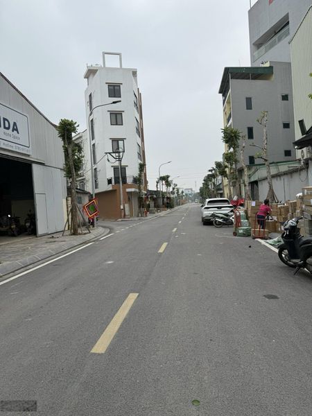 Bán đất khu đấu giá Cự Khối, phân lô vỉa hè ô tô tránh, 215m2, mặt tiền 15m, giá nhỉnh 28 tỷ.