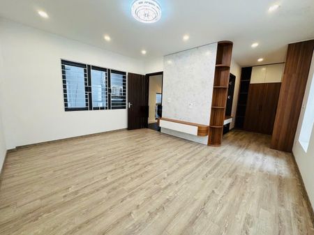 Hiếm! Chính chủ gửi bán nhà phố Lạc Long Quân - Tây Hồ xây mới tinh về ở ngay 72m2x5T, giá 11,5 tỷ