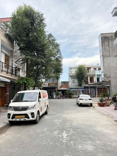 Nhà 3 tầng KDC Toa Xe Lửa gần Vincom Dĩ An 60m giá 4tỷ5